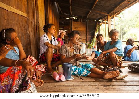 BERDUT, Malezja - 8 kwietnia: Niezidentyfikowana kobieta Orang Asli w jego wiosce na 8 kwietnia 2013 r. w Berdut, Mal
