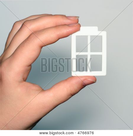 Elinde plastik pencere