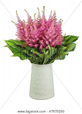 Kleurrijke boeket uit Astilbe en Funkia bloemen In vaas geïsoleerd op een witte achtergrond.