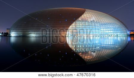 BEIJING, Kina - APR 3: Nationale center for Performing Arts NCPA natten på 3 April 2013 i være