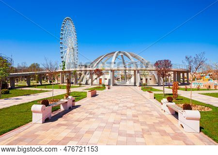 Tashkent, Uzbekistan - April 11, 2021: Ferris Wheel At The Park Navruz Or Navroz Bogi, An Ethnograph