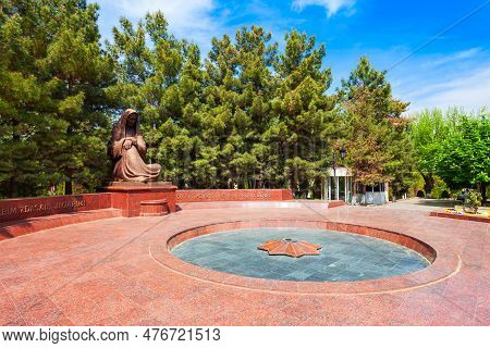 Samarkand, Uzbekistan - April 17, 2021: Mourn Mother Wwii Memorial Monument In The Centre Of Samarka