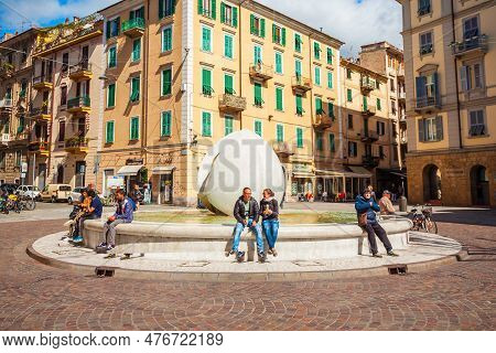 La Spezia, Italy - April 07, 2019: The Fountain Of Dialogue Or Fontana Del Dialogo At The Piazza Gar