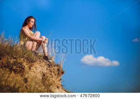 acrofobia punk, suicidio donna hippie alto si erge sulla cima di un ro