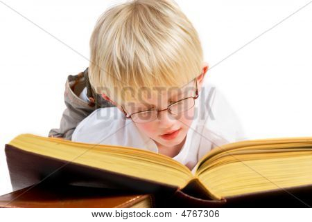 Drengen er at læse en god bog