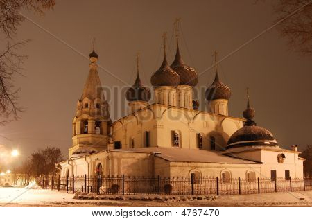 Chiesa di Yaroslavl di notte
