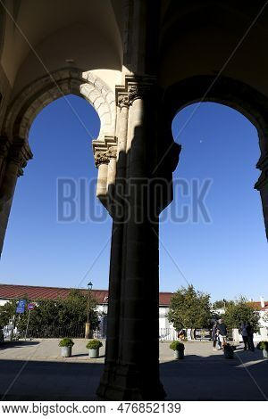 Evora, Portugal- October 10, 2022: Beautiful Arches Of The San Francisco Church In The Old Town Of E