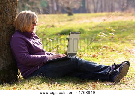Frau saß mit Laptop-Landschaft
