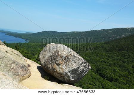 Roca de burbuja encima de la montaña de burbuja del sur y Jordania estanque en el Parque Nacional de Acadia, Maine, Estados Unidos