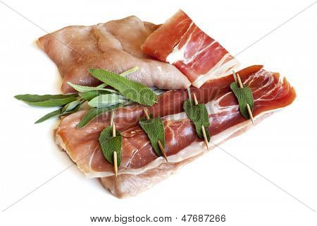 Dana saltimbocca. Prosciutto adaçayı yaprakları ile hazırlanan.