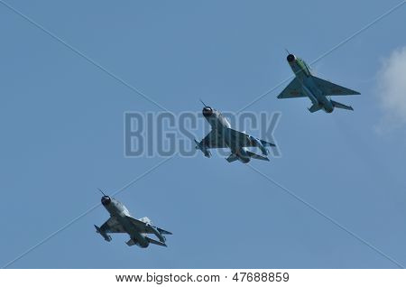 Avião de caça MIG 21 LANCER realiza um voo de demonstração