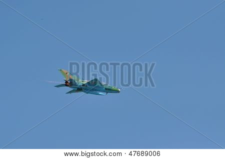 Avião de caça MIG 21 LANCER realiza um voo de demonstração