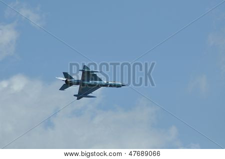 Avião de caça MIG 21 LANCER realiza um voo de demonstração