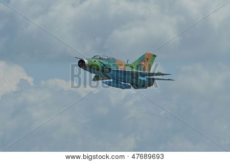 Avião de caça MIG 21 LANCER realiza um voo de demonstração