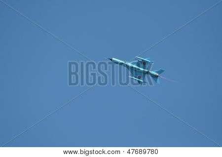 Avião de caça MIG 21 LANCER realiza um voo de demonstração