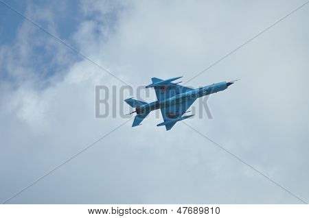 Avião de caça MIG 21 LANCER realiza um voo de demonstração