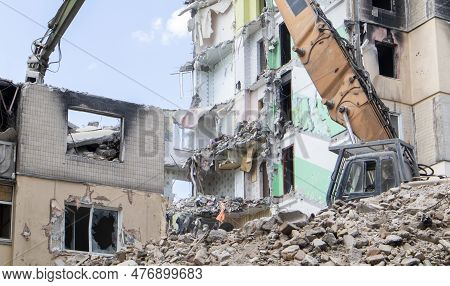 The Process Of Demolition Of The Old Dismantling Of The Building. The Excavator Breaks The House. De