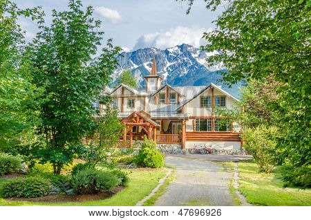 Luxusní dům za fantastický mountain view ve slunečný den v Vancouver, Kanada.
