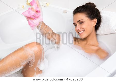 年轻女人花泡泡浴