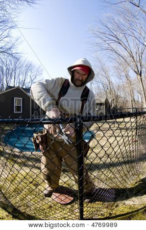 Håndværker reparation opbygge Chain Link hegn