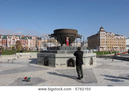 Vader en dochter genietend van in het park van de fontein in Kazan Rusland.