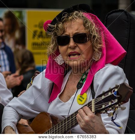 A spainard sing and play