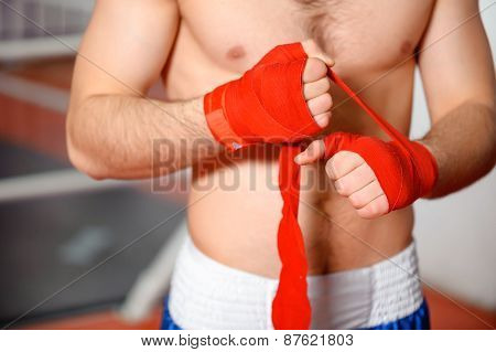 Sportsman binds boxing bandage
