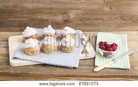 Whole Garin Cupcakes With Cheese Cream And Fresh Raspberries