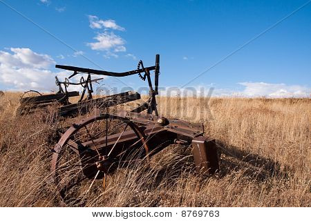 Implementar agrícolas abandonados