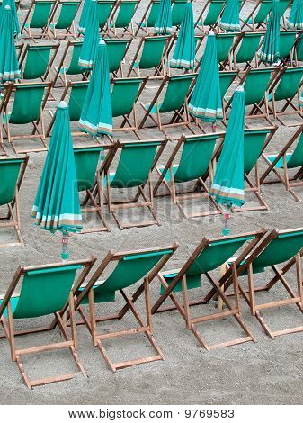 Espreguiçadeiras e guarda-sóis na praia