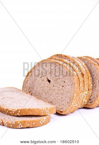 Pão é cortado com peças