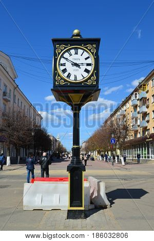 Tver, russia - may. 07.2017. Memorial plaque to the professor of pedagogical sciences Vladimir Bradis on the wall of the house
