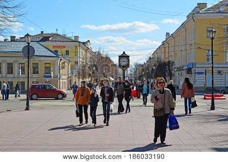 Tver, russia - may. 07.2017. People walk along the pedestrian Trekhsvyatskaya street in the center of the city