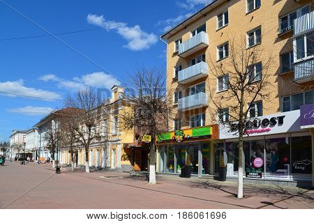 Tver, russia - may 07.2017. Trehsvyatskaya - pedestrian street in the center of the city