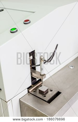Steel quality control stand for metalworking spectral analysis