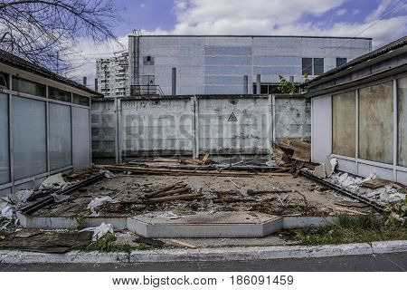 The site after dismantling of the stall with a concrete fence in the background.