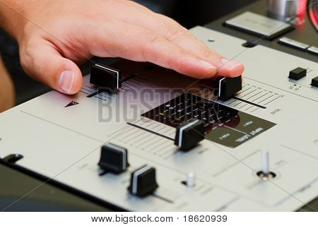 调整交叉推子 Dj 的手