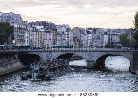 View of la Seine in Paris at sunset