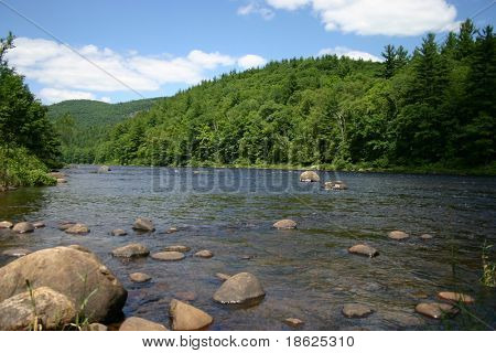 Fiume di montagna