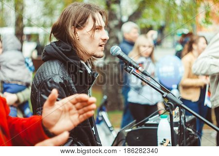 musicians sing songs on the street in Russia