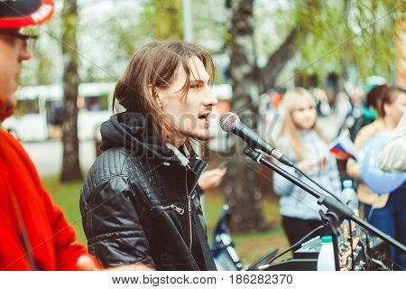musicians sing songs on the street in Russia
