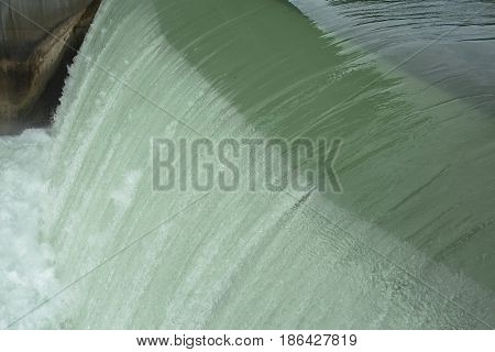 Hydroelectric powerplant with open spillgate