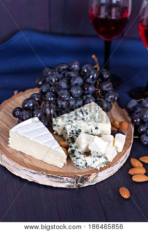 Wine, Grapes, Nuts, Cheese, Blue Cheese. Dinner, Lunch, Romantic Date, Picnic.