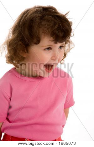 Une petite fille frisée