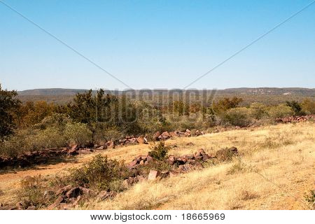 Semi-aride del sud africano paesaggio classico.