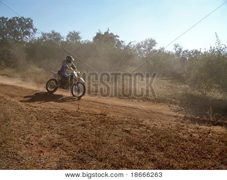 moto de corrida no deserto de kalahari