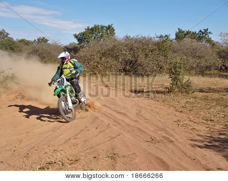 moto de corrida no deserto de Kalhari