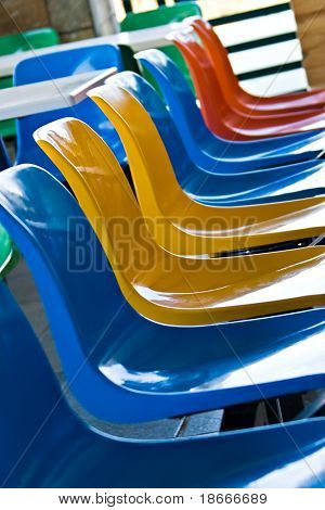 Flerfarvet plastik stole i en kiddies restaurant