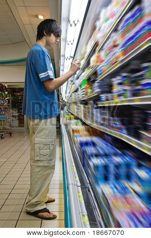 Kaukasischen Jüngling in einem Supermarkt einkaufen