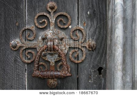 Manija de la puerta en la puerta medieval de una masiva iglesias viejo